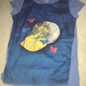 blue short sleeve t-shirt